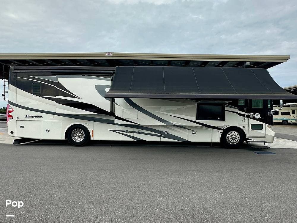 2015 Tiffin Allegro Bus 40SP - Used Diesel Pusher For Sale by Pop RVs in Myrtle Beach, South Carolina features Slideout, Generator, Awning, Air Conditioning, Leveling Jacks
