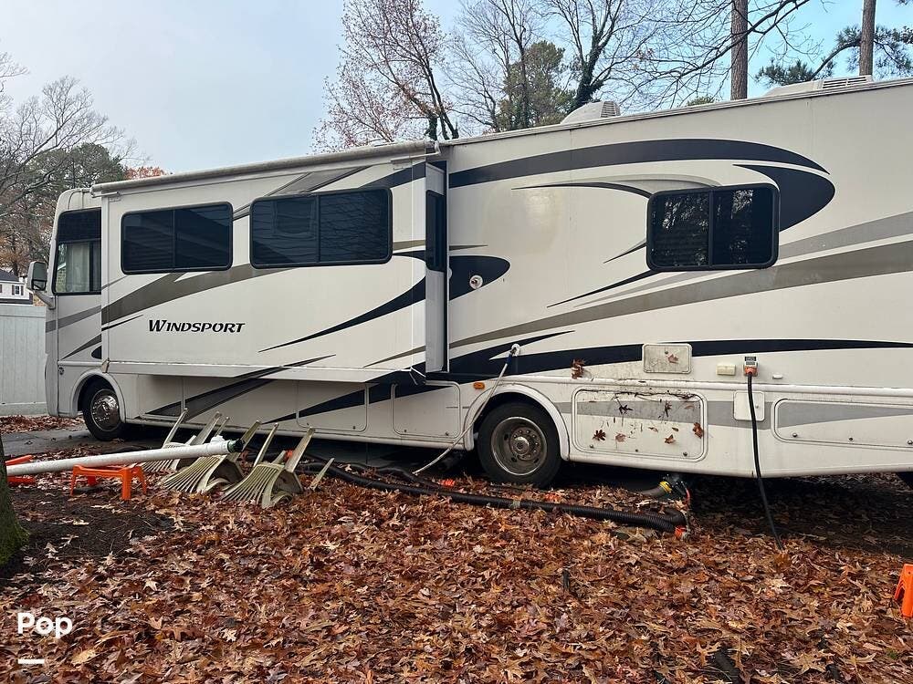 2011 Thor Motor Coach Windsport 32A - Used Class A For Sale by Pop RVs in Newport News, Virginia features Leveling Jacks, Awning, Generator, Air Conditioning, Slideout