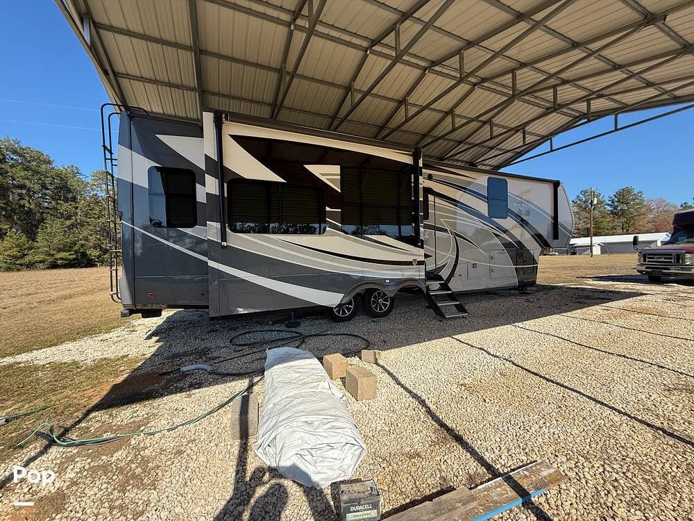 2022 Vanleigh Beacon 39FBB - Used Fifth Wheel For Sale by Pop RVs in Leesville, Louisiana features Slideout, Awning, Air Conditioning