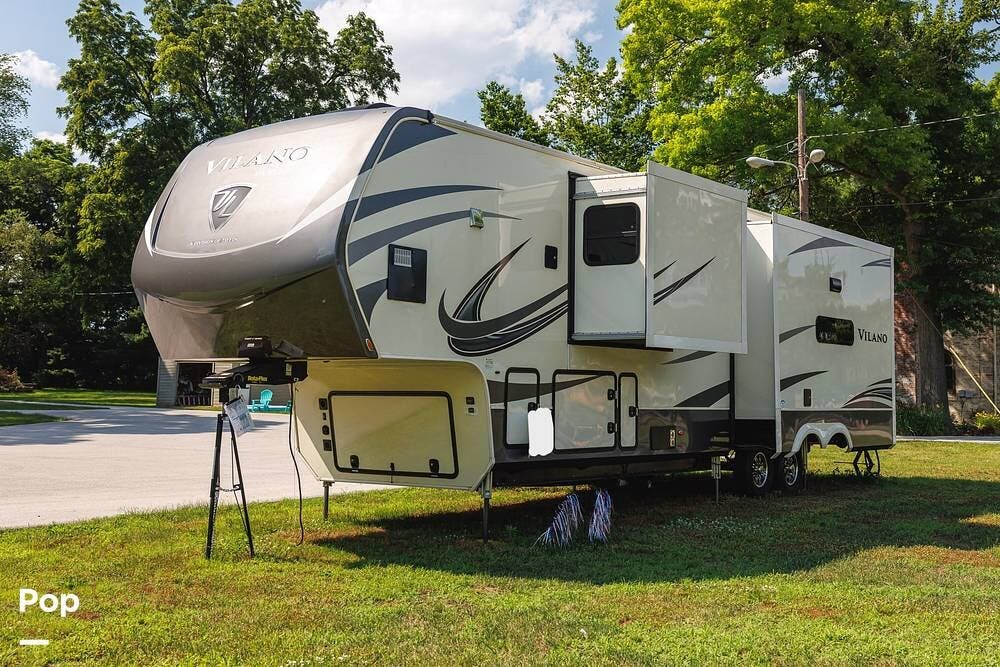 2020 Vanleigh Vilano 369FB - Used Fifth Wheel For Sale by Pop RVs in South Bend, Indiana features Leveling Jacks, Awning, Air Conditioning, Slideout