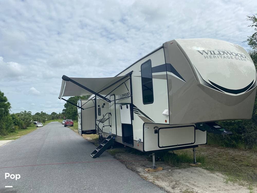 2022 Forest River Heritage Glen 356QB - Used Fifth Wheel For Sale by Pop RVs in Palm Bay, Florida features Slideout, Awning, Air Conditioning, Leveling Jacks