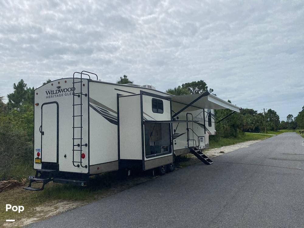 2022 Forest River Heritage Glen 356QB - Used Fifth Wheel For Sale by Pop RVs in Palm Bay, Florida features Slideout, Air Conditioning, Leveling Jacks, Awning
