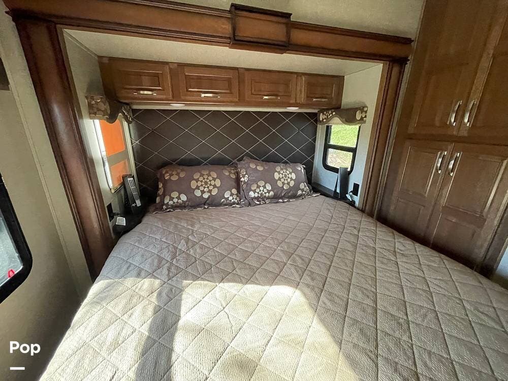 2018 Keystone Montana 3820FK - Used Fifth Wheel For Sale by Pop RVs in Mckinney, Texas features Leveling Jacks, Air Conditioning, Generator, Awning, Slideout