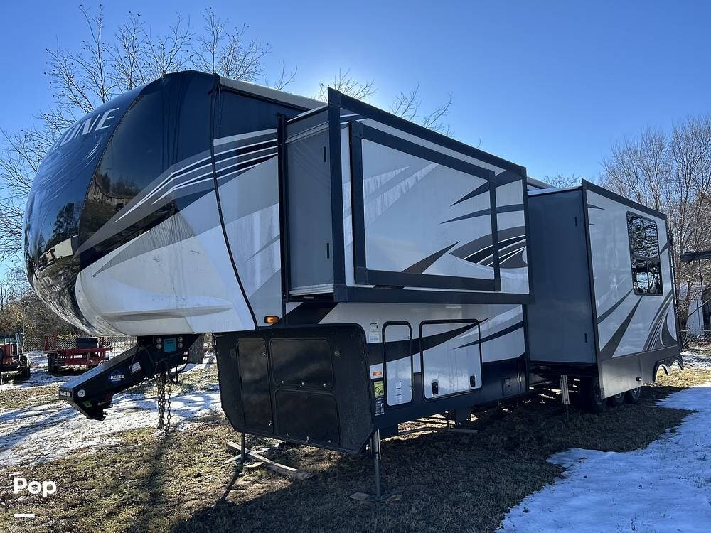 2021 Heartland Cyclone 4007 - Used Toy Hauler For Sale by Pop RVs in Azle, Texas features Leveling Jacks, Air Conditioning, Awning, Generator, Slideout