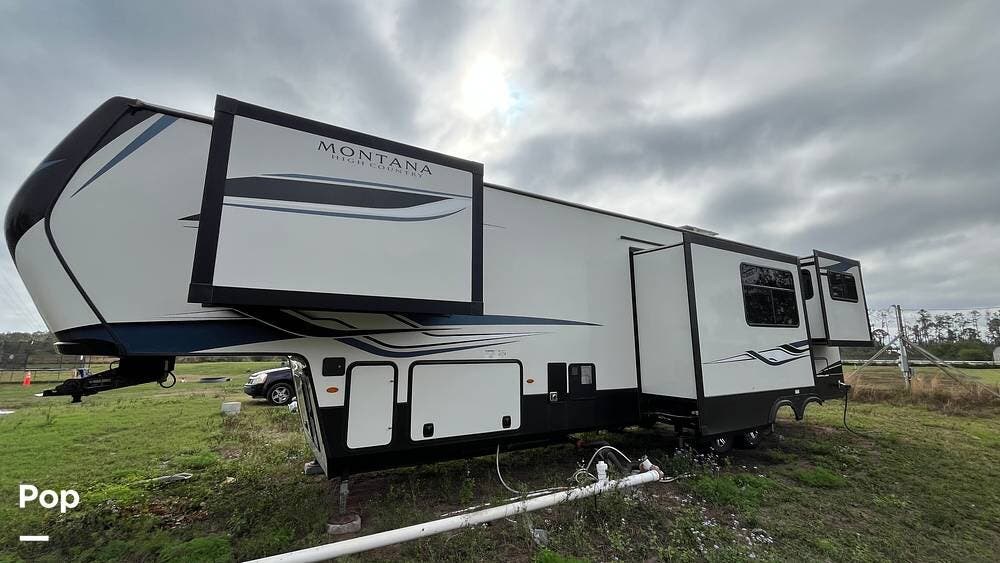 2023 Keystone Montana High Country 373RD - Used Fifth Wheel For Sale by Pop RVs in Myakka City, Florida features Slideout, Awning, Air Conditioning