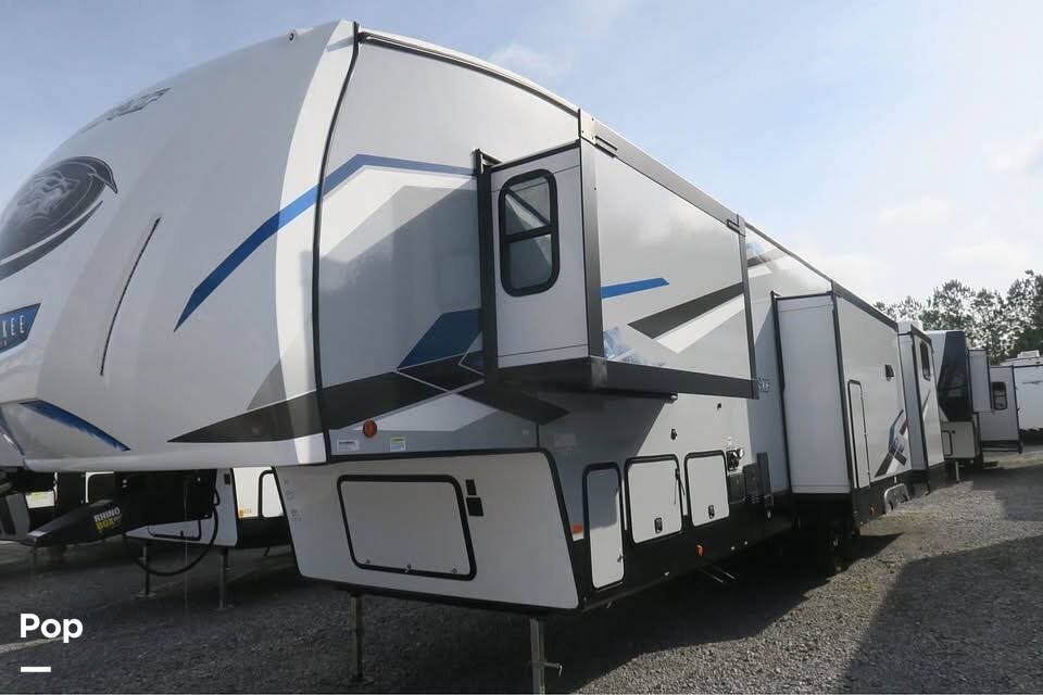 2023 Cherokee Arctic Wolf 3810SUITE - Used Fifth Wheel For Sale by Pop RVs in Bellevue, Nebraska features Awning, Air Conditioning, Leveling Jacks, Slideout