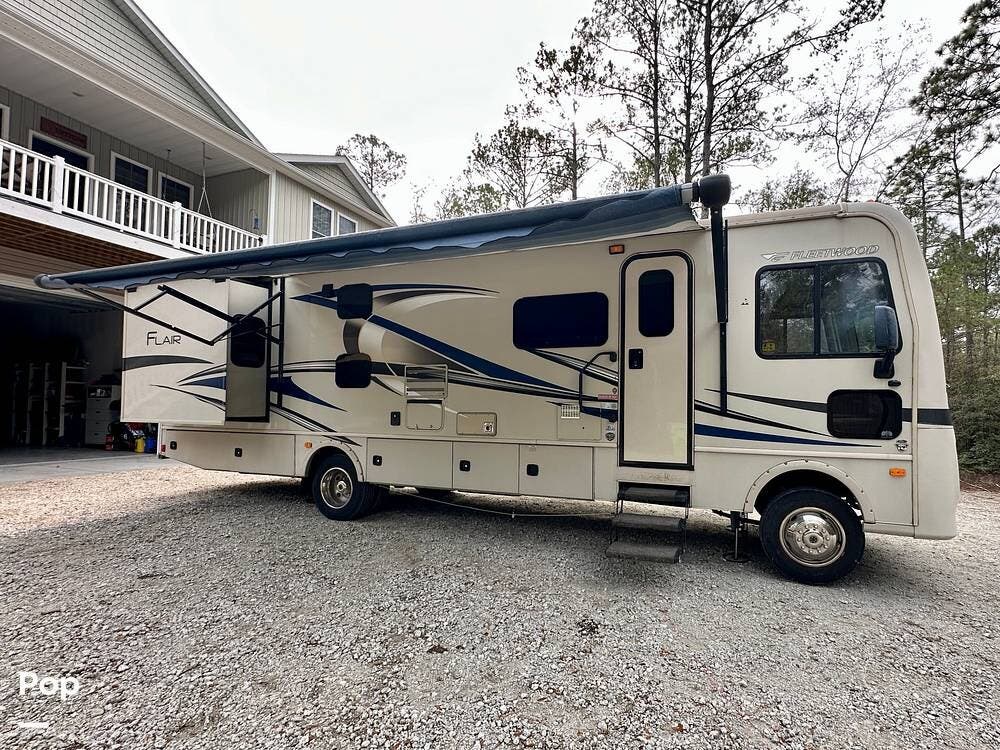 2017 Fleetwood Flair 31B - Used Class A For Sale by Pop RVs in Southport, North Carolina features Leveling Jacks, Generator, Awning, Air Conditioning, Slideout