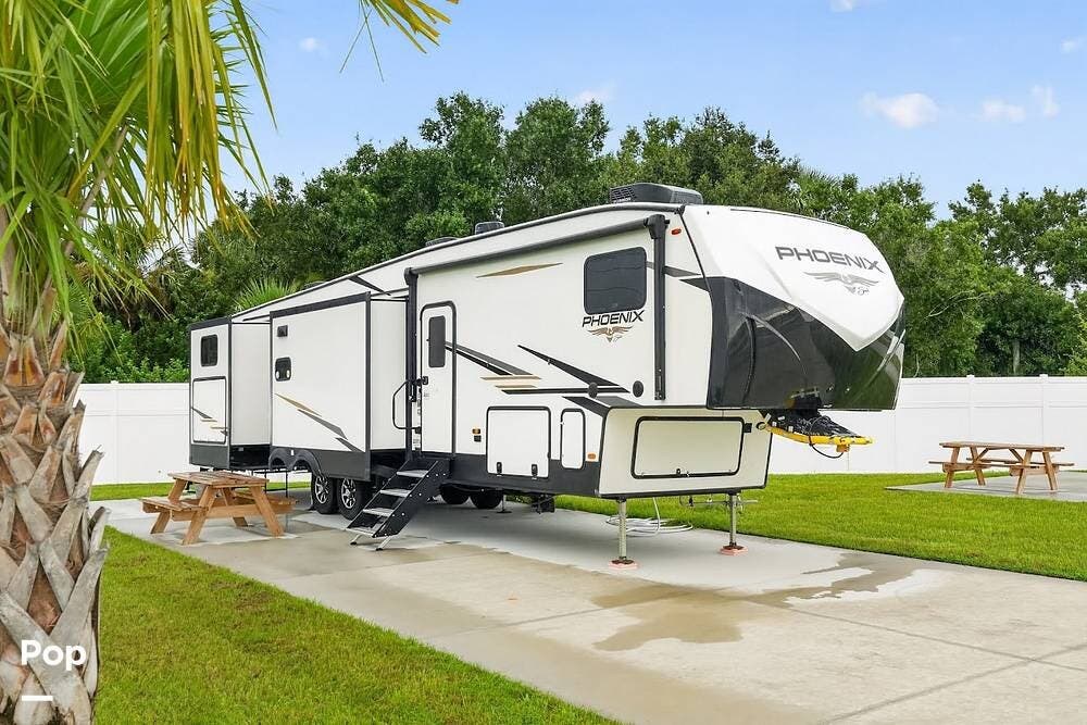 2023 Shasta Phoenix 367BH - Used Fifth Wheel For Sale by Pop RVs in Punta Gorda, Florida features Leveling Jacks, Air Conditioning, Awning, Slideout, Generator