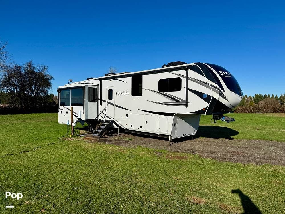 2025 Grand Design Solitude 378MBS - Used Fifth Wheel For Sale by Pop RVs in Battle Ground, Washington features Leveling Jacks, Slideout, Awning, Air Conditioning