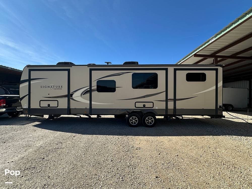 2020 Rockwood Signature 8327SB - Used Travel Trailer For Sale by Pop RVs in New Braunfels, Texas features Slideout, Air Conditioning, Awning, Leveling Jacks