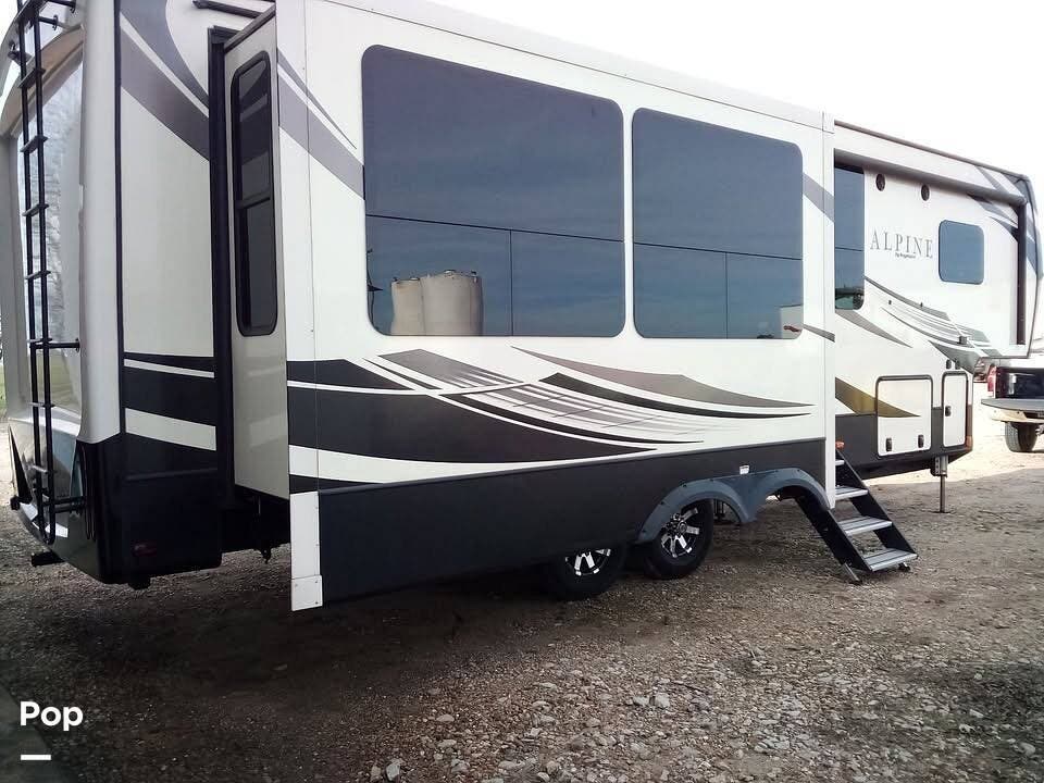 2019 Keystone Alpine 3020RE - Used Fifth Wheel For Sale by Pop RVs in Clarkton, Missouri features Awning, Air Conditioning, Leveling Jacks, Slideout
