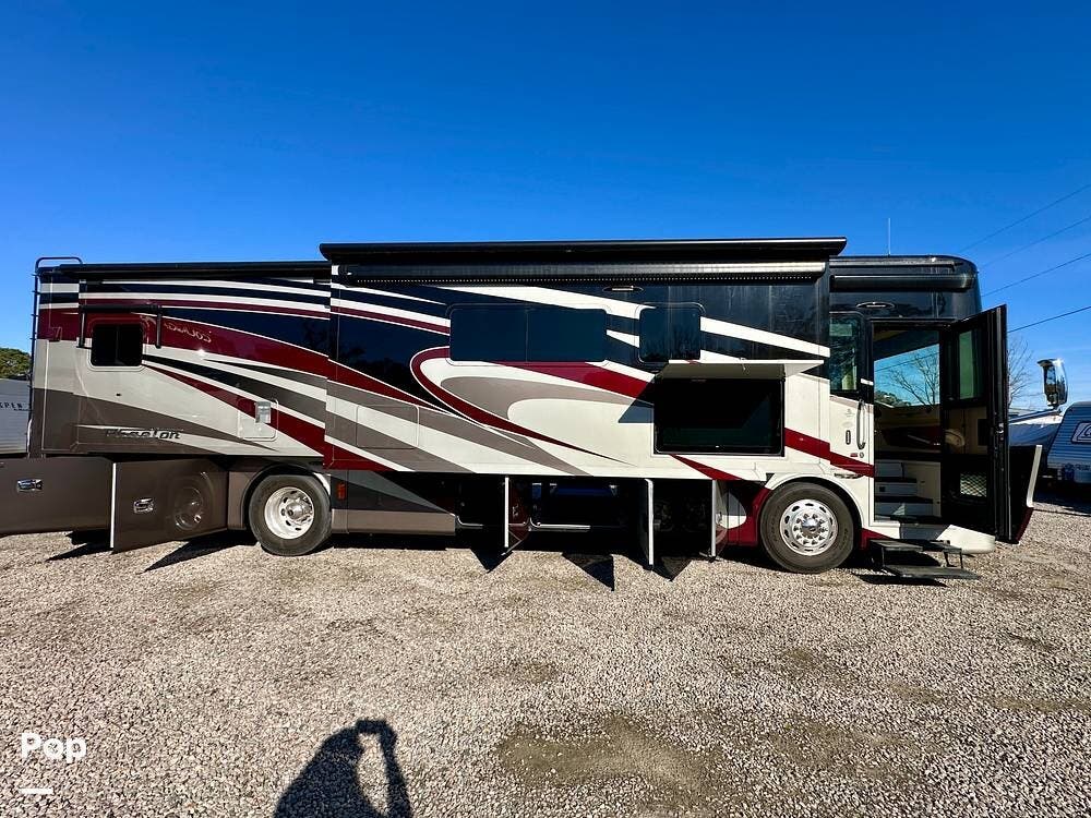 2017 Tiffin Phaeton 36GH - Used Diesel Pusher For Sale by Pop RVs in Myrtle Beach, South Carolina features Leveling Jacks, Awning, Slideout, Generator, Air Conditioning