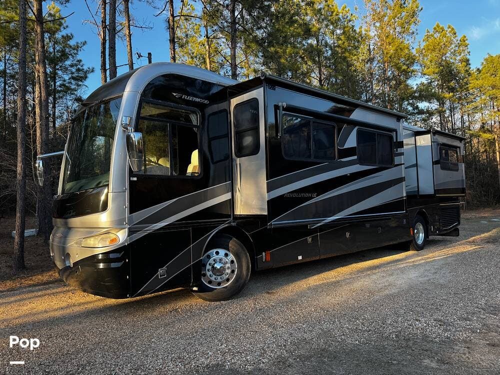 2005 Fleetwood Revolution LE 40L - Used Diesel Pusher For Sale by Pop RVs in Prattville, Alabama features Air Conditioning, Generator, Slideout