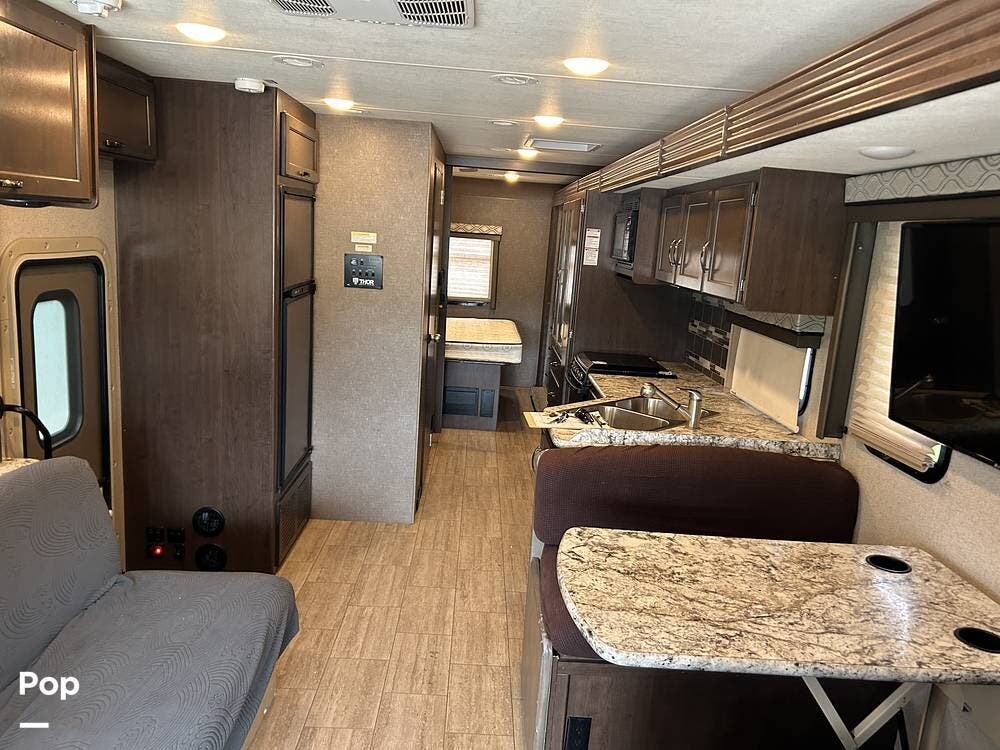 2019 Thor America Freedom Traveler A30 - Used Class A For Sale by Pop RVs in Mansfield, Texas features Leveling Jacks, Awning, Air Conditioning, Slideout, Generator