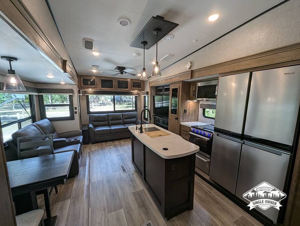 2022 Jayco Eagle 321RSTS - Used Fifth Wheel For Sale by Pop RVs in Sarasota, Florida features Awning, Air Conditioning, Slideout, Leveling Jacks