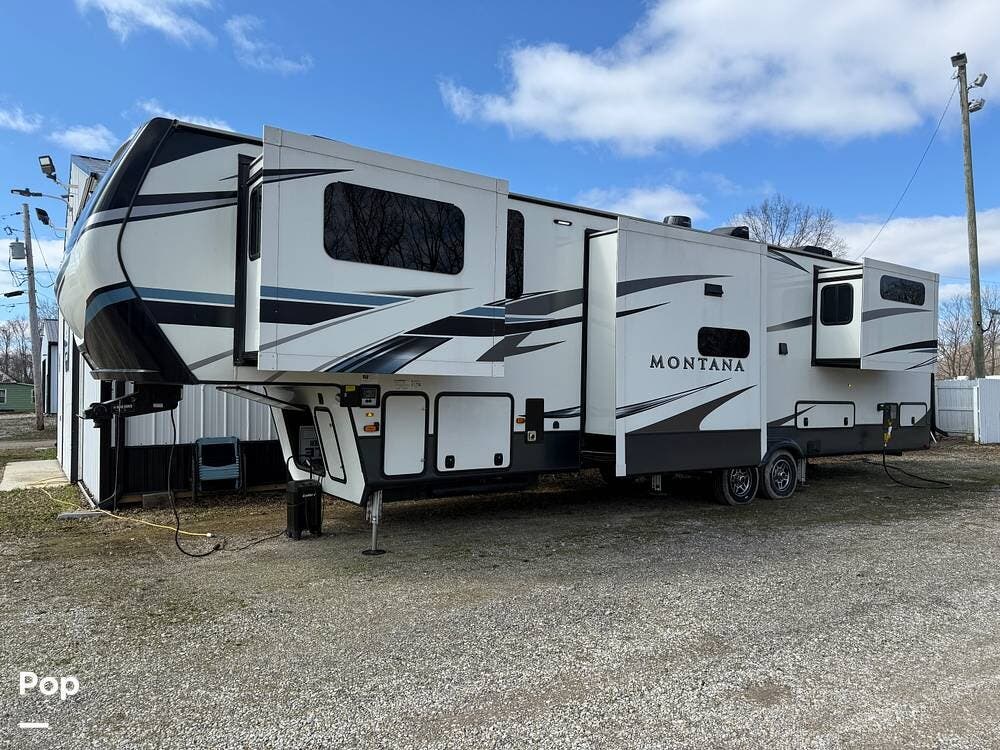 2021 Keystone Montana 3761FL - Used Fifth Wheel For Sale by Pop RVs in Heath, Ohio features Leveling Jacks, Awning, Air Conditioning, Slideout