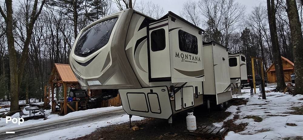 2019 Keystone Montana 3761FL - Used Fifth Wheel For Sale by Pop RVs in Chicora, Pennsylvania features Leveling Jacks, Awning, Air Conditioning, Slideout