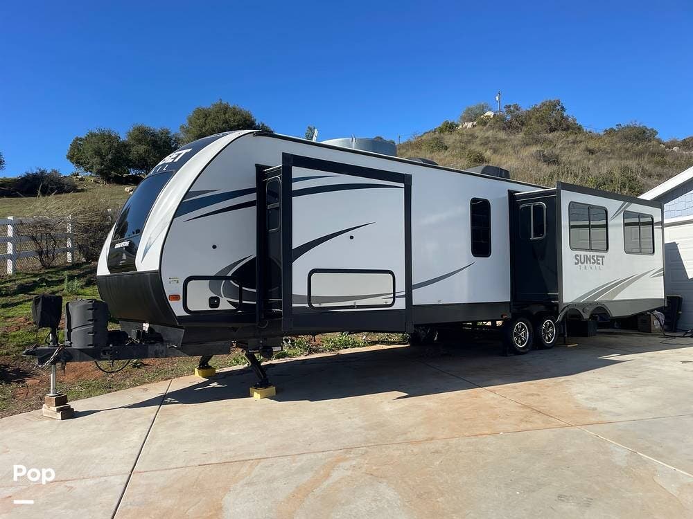 2018 CrossRoads Sunset Trail Grand Reserve 33CK - Used Travel Trailer For Sale by Pop RVs in Lakeside, California features Leveling Jacks, Slideout, Air Conditioning, Awning