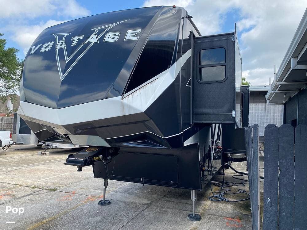 Used 2021 Dutchmen Voltage 4225 available in Baton Rouge, Louisiana