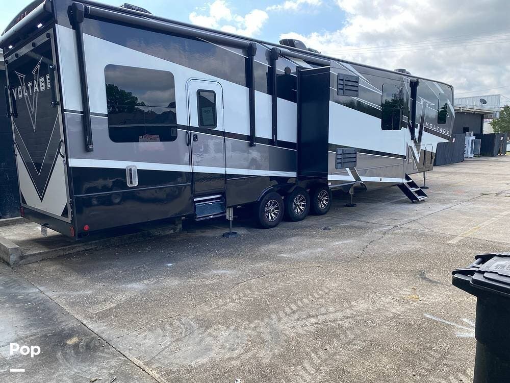 2021 Dutchmen Voltage 4225 - Used Toy Hauler For Sale by Pop RVs in Baton Rouge, Louisiana features Slideout, Generator, Air Conditioning, Awning, Leveling Jacks