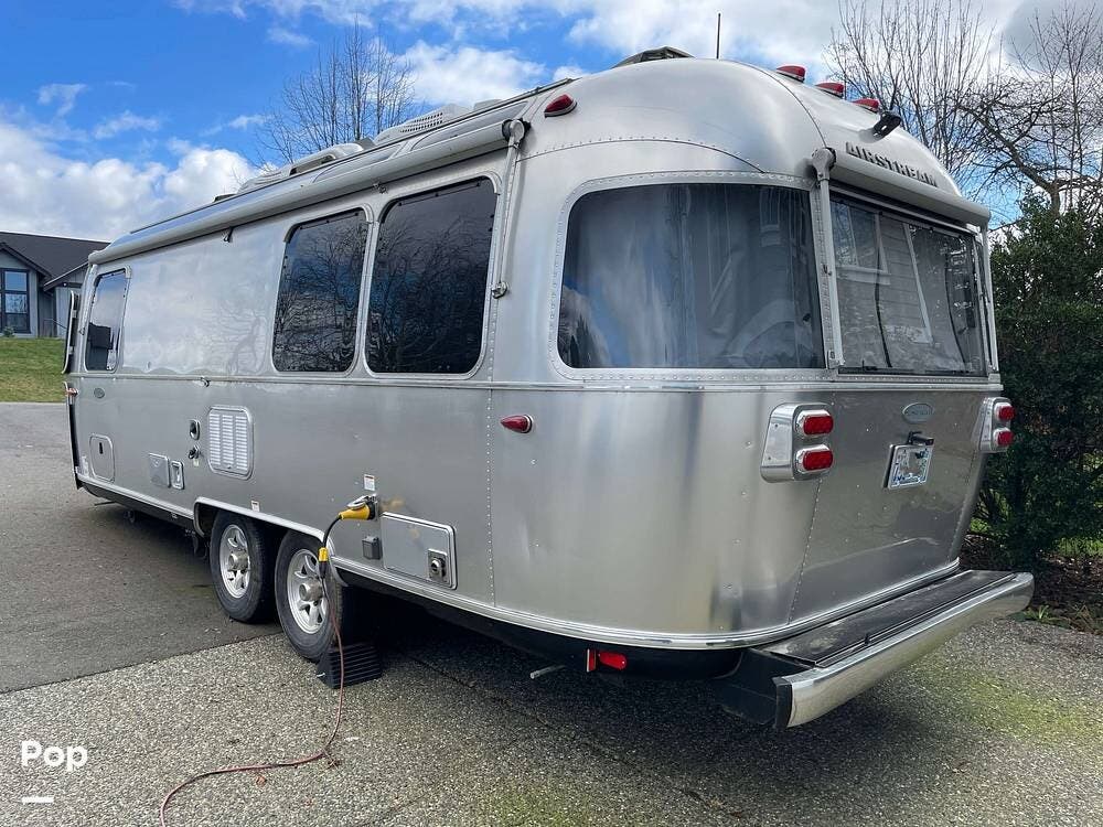 2019 Airstream Flying Cloud 25FB Twin - Used Travel Trailer For Sale by Pop RVs in Lake Stevens, Washington features Air Conditioning, Leveling Jacks, Awning