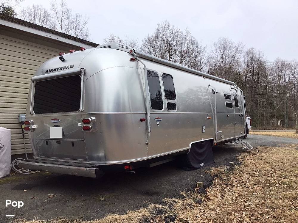2018 Airstream International 30RB Serenity - Used Travel Trailer For Sale by Pop RVs in Manassas, Virginia features Leveling Jacks, Awning, Air Conditioning