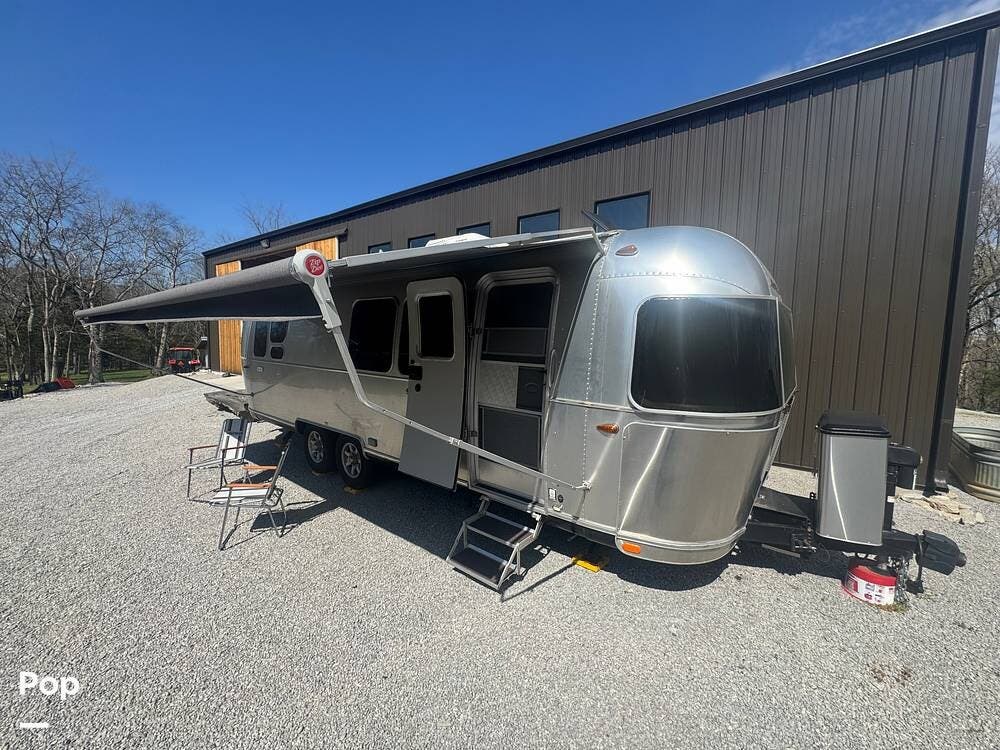 2020 Flying Cloud 28RB by Airstream from Pop RVs in Williamsport, Tennessee
