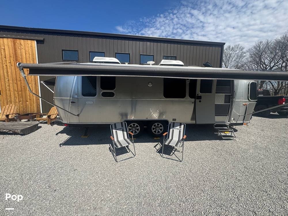 2020 Airstream Flying Cloud 28RB - Used Travel Trailer For Sale by Pop RVs in Williamsport, Tennessee features Awning, Air Conditioning, Leveling Jacks