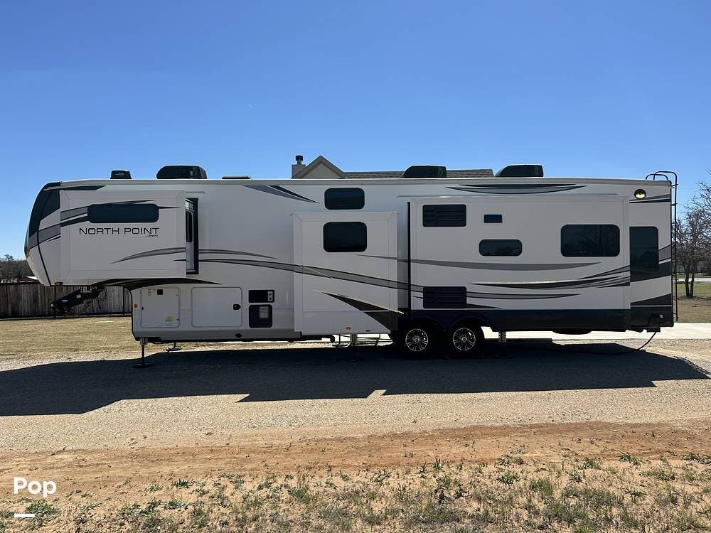 2022 Jayco North Point 377RLBH - Used Fifth Wheel For Sale by Pop RVs in Weatherford, Texas features Leveling Jacks, Slideout, Air Conditioning