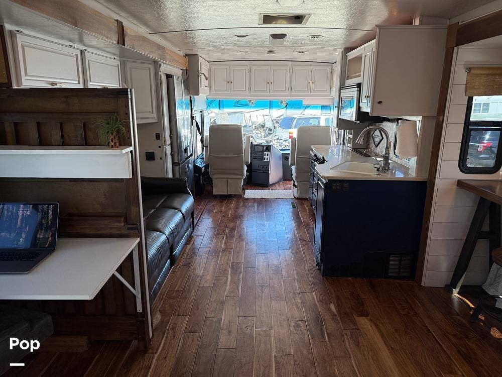 2007 Winnebago Tour 40TD - Used Diesel Pusher For Sale by Pop RVs in Oceano, California features Air Conditioning, Slideout, Leveling Jacks, Generator