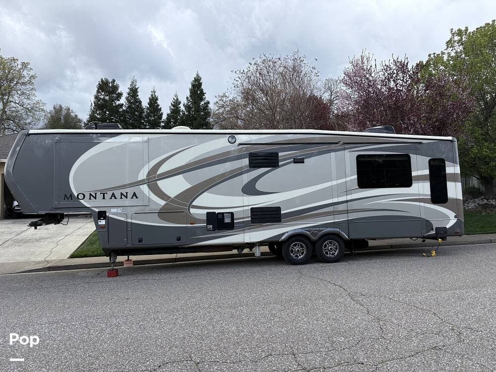 2018 Keystone Montana Legacy 3560 RL - Used Fifth Wheel For Sale by Pop RVs in Redding, California features Air Conditioning, Slideout, Leveling Jacks, Awning