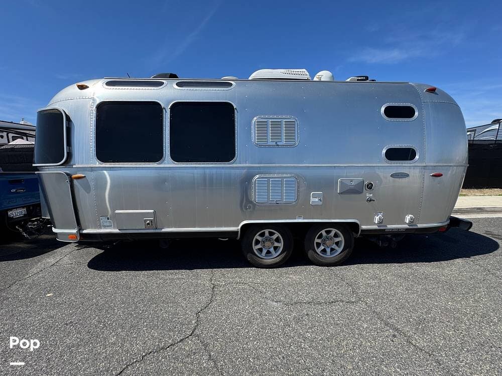 2017 Flying Cloud 23D by Airstream from Pop RVs in Lakewood, California