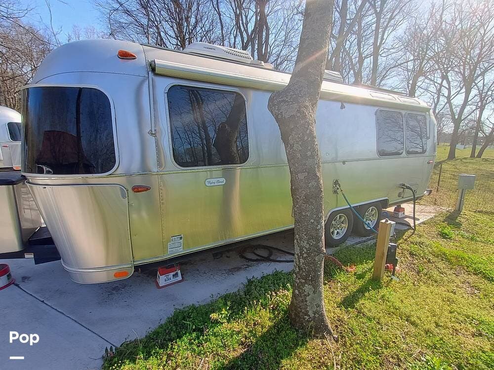 2023 Airstream Flying Cloud 25FB - Used Travel Trailer For Sale by Pop RVs in Arrington, Tennessee features Awning, Air Conditioning, Leveling Jacks