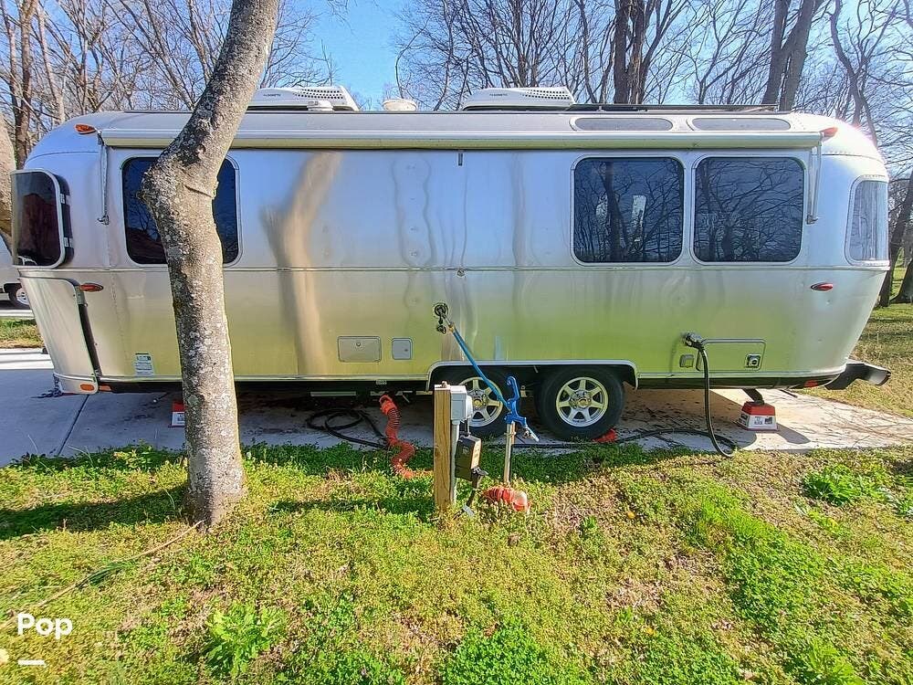 2023 Airstream Flying Cloud 25FB - Used Travel Trailer For Sale by Pop RVs in Arrington, Tennessee features Air Conditioning, Awning, Leveling Jacks