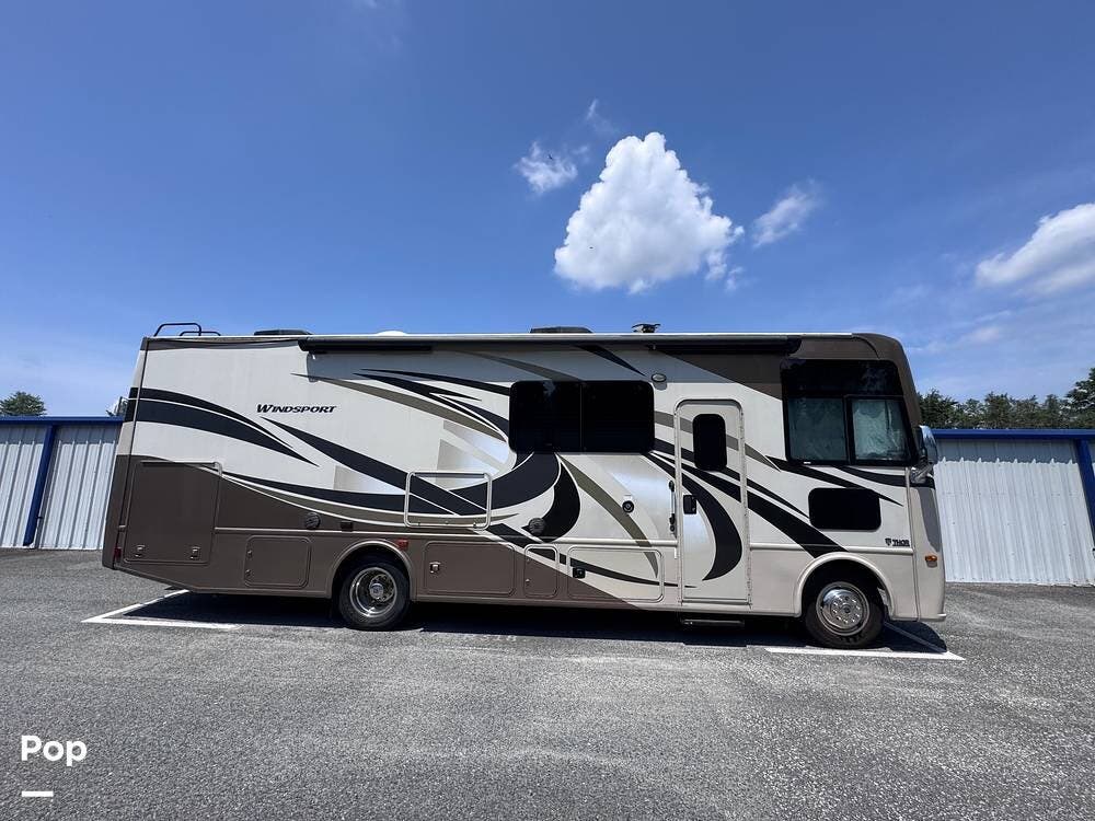 2017 Thor Motor Coach Windsport 29M - Used Class A For Sale by Pop RVs in Okahumka, Florida features Generator, Awning, Slideout, Air Conditioning, Leveling Jacks