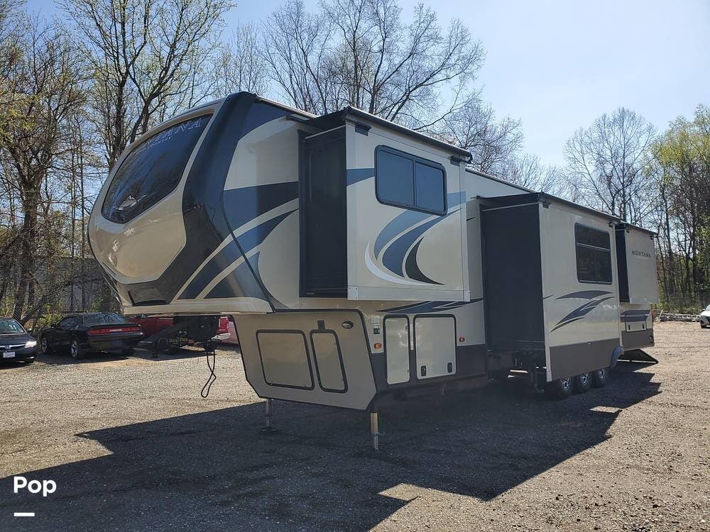 2019 Keystone Montana High Country 381TH - Used Toy Hauler For Sale by Pop RVs in Fredericksburg, Virginia features Air Conditioning, Awning, Slideout, Leveling Jacks