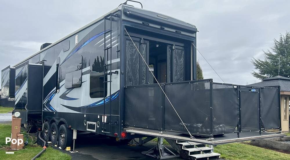 2016 Keystone Fuzion Chrome 422 - Used Toy Hauler For Sale by Pop RVs in Willamina, Oregon features Air Conditioning, Leveling Jacks, Slideout, Awning