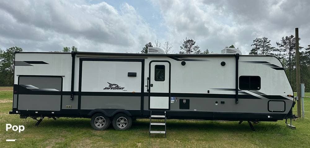2022 Jayco Jay Flight 33RBTS - Used Travel Trailer For Sale by Pop RVs in Glenmora, Louisiana features Leveling Jacks, Air Conditioning, Slideout, Awning