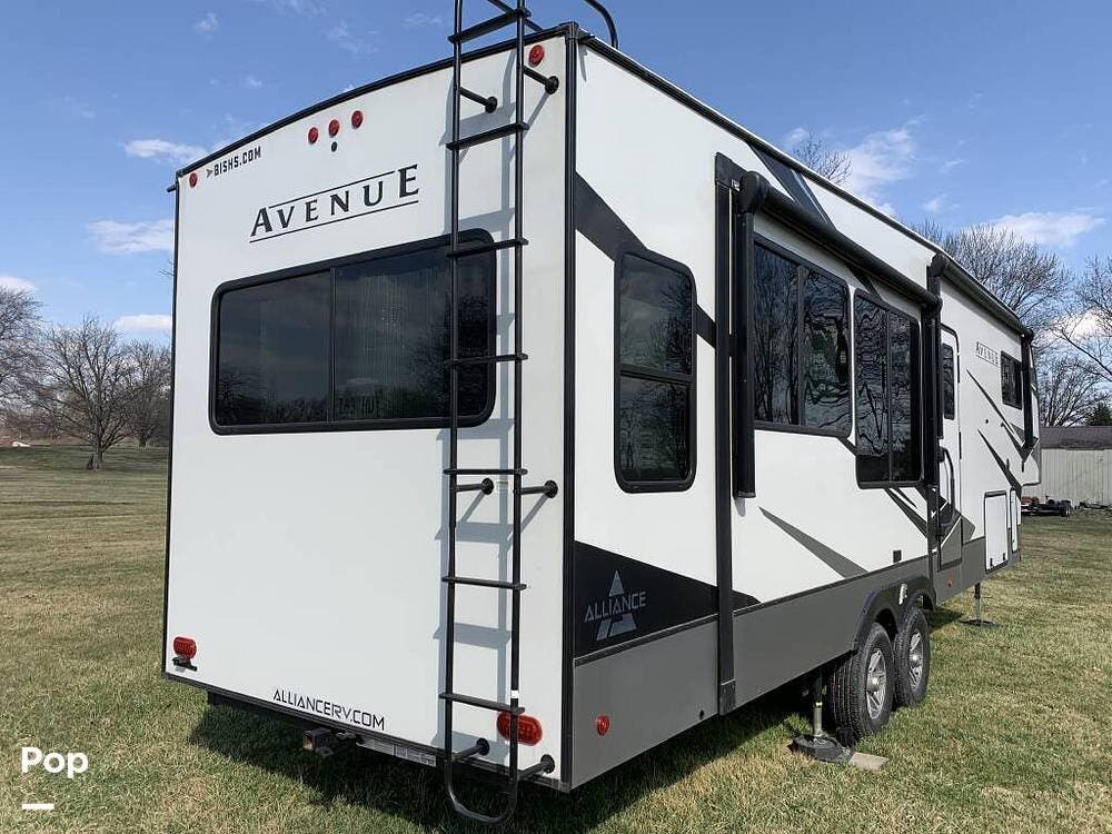 2023 Alliance RV Avenue 32RLS - Used Fifth Wheel For Sale by Pop RVs in Columbus, Indiana features Slideout