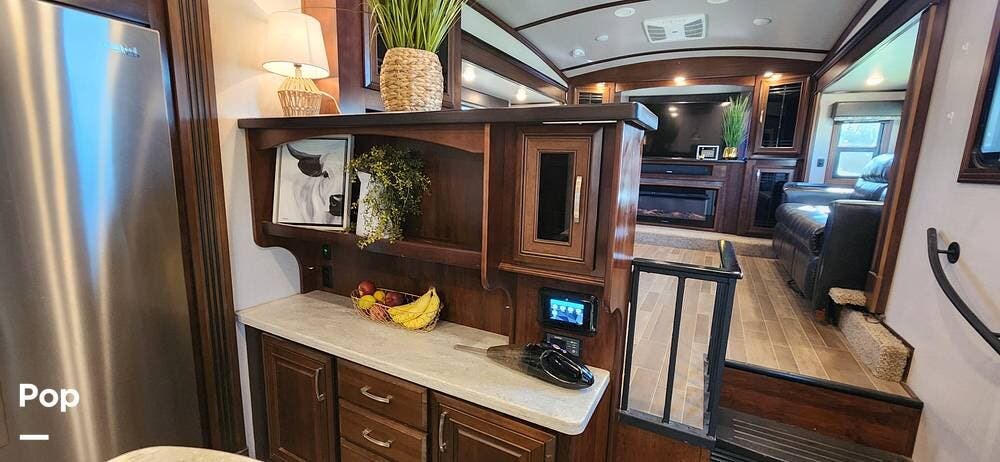 2019 Jayco Pinnacle 38FLWS - Used Fifth Wheel For Sale by Pop RVs in Ada, Oklahoma features Awning, Leveling Jacks, Air Conditioning, Slideout