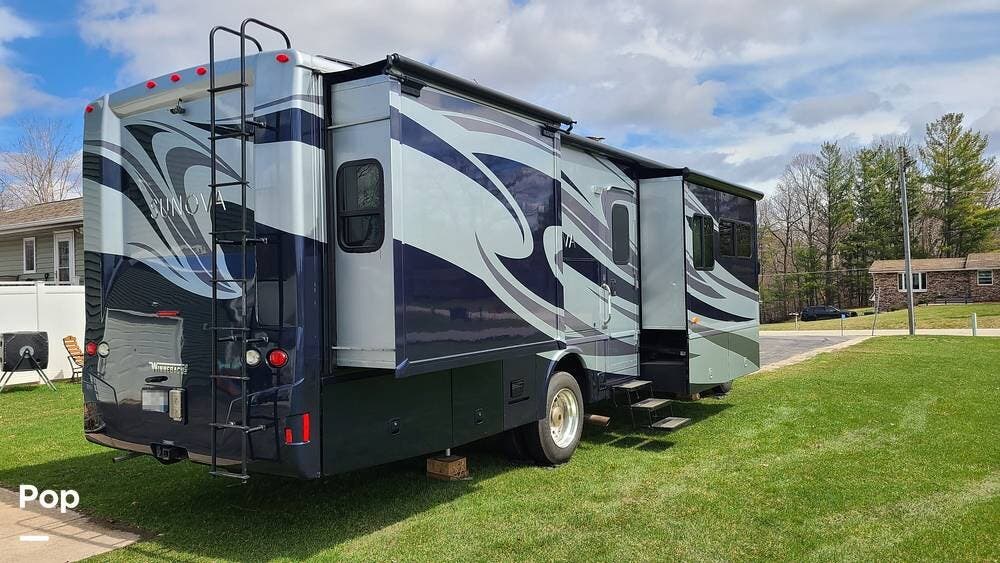 2015 Itasca Sunova 33C - Used Class A For Sale by Pop RVs in Kaukauna, Wisconsin features Generator, Slideout, Awning, Air Conditioning, Leveling Jacks