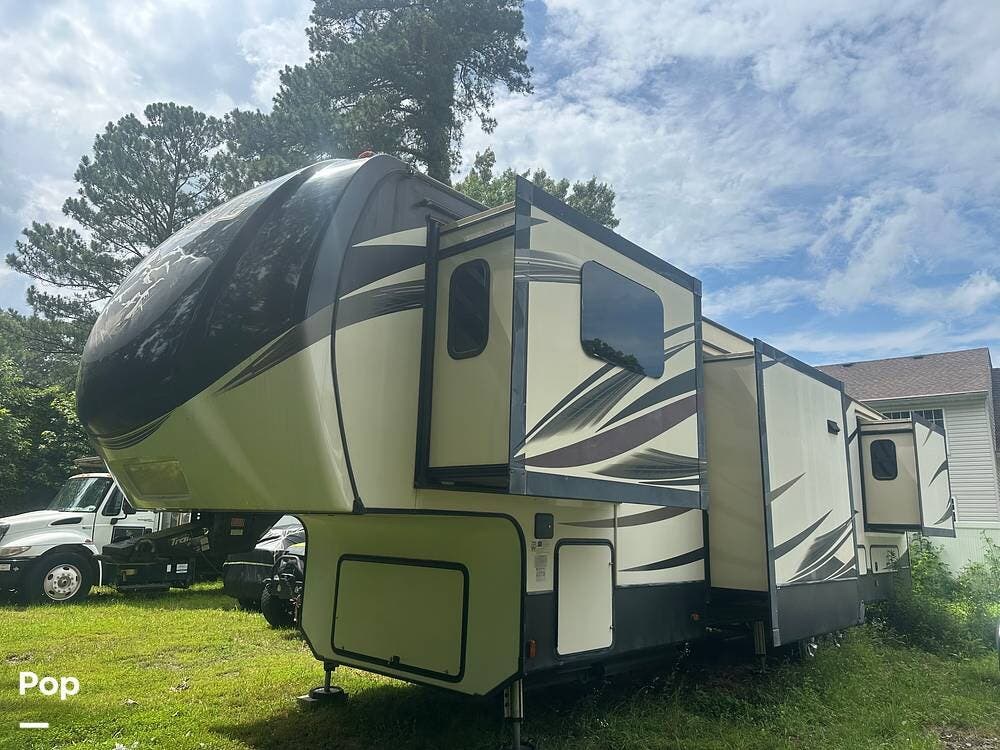 2017 Keystone Alpine 3661FL - Used Fifth Wheel For Sale by Pop RVs in Norfolk, Virginia features Slideout, Awning, Air Conditioning, Leveling Jacks