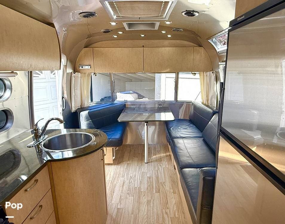 2016 Airstream Flying Cloud 27FB - Used Travel Trailer For Sale by Pop RVs in Tacoma, Washington features Leveling Jacks, Awning, Air Conditioning