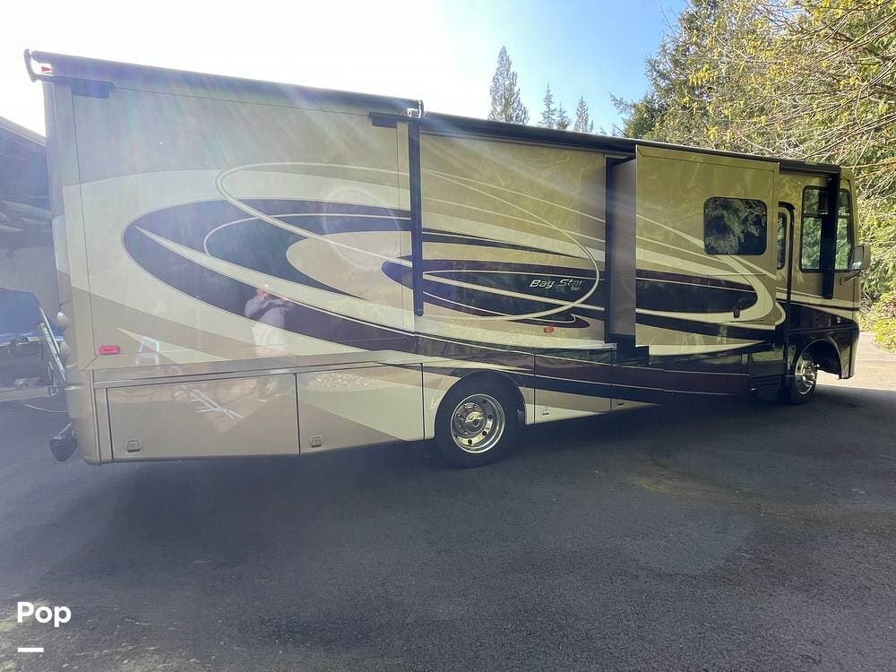2017 Newmar Bay Star 3113 - Used Class A For Sale by Pop RVs in Shelton, Washington features Awning, Slideout, Air Conditioning, Generator, Leveling Jacks