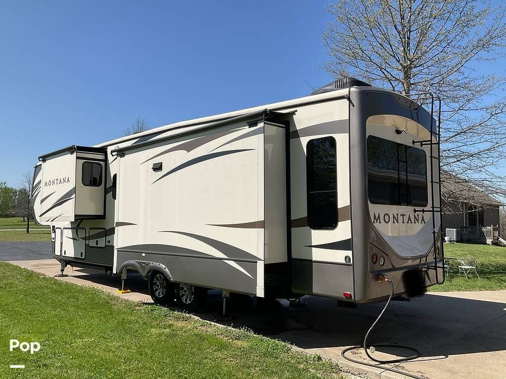 2017 Keystone Montana 3911FB - Used Fifth Wheel For Sale by Pop RVs in Ozark, Missouri features Slideout, Air Conditioning, Awning