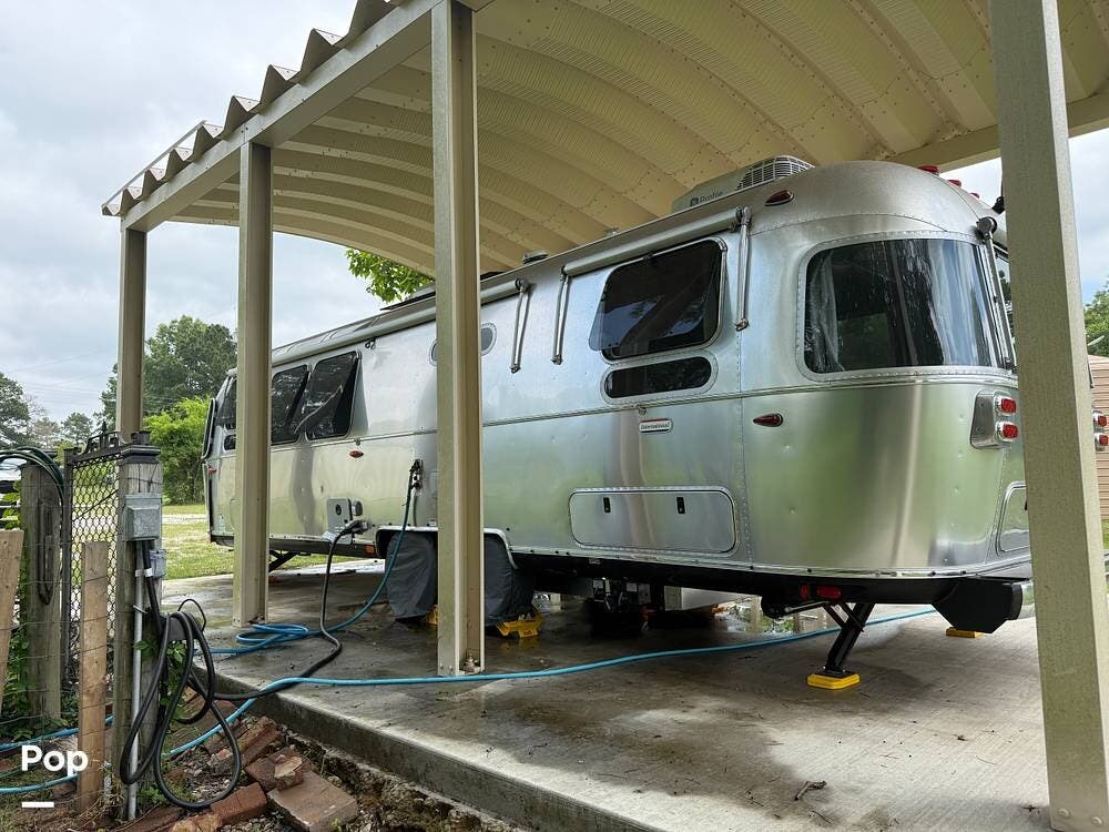 2024 Airstream International 30RB TWIN - Used Travel Trailer For Sale by Pop RVs in Karnack, Texas features Air Conditioning, Awning, Leveling Jacks