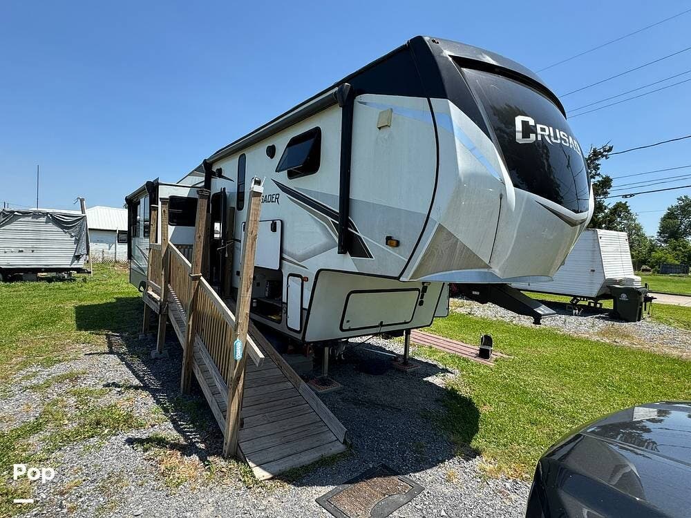 2022 Prime Time Crusader 335RLP - Used Fifth Wheel For Sale by Pop RVs in Houma, Louisiana features Air Conditioning, Leveling Jacks, Slideout, Awning
