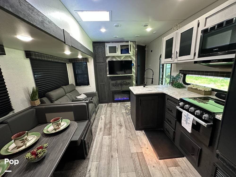2022 K-Z Sportsmen 302BHK - Used Fifth Wheel For Sale by Pop RVs in Magnolia, Texas features Slideout, Leveling Jacks, Air Conditioning, Awning