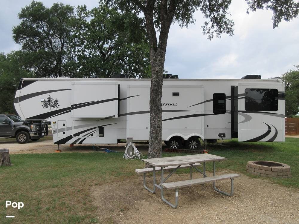 2021 CrossRoads Redwood 4150RD - Used Fifth Wheel For Sale by Pop RVs in Austin, Texas features Leveling Jacks, Air Conditioning, Slideout, Awning