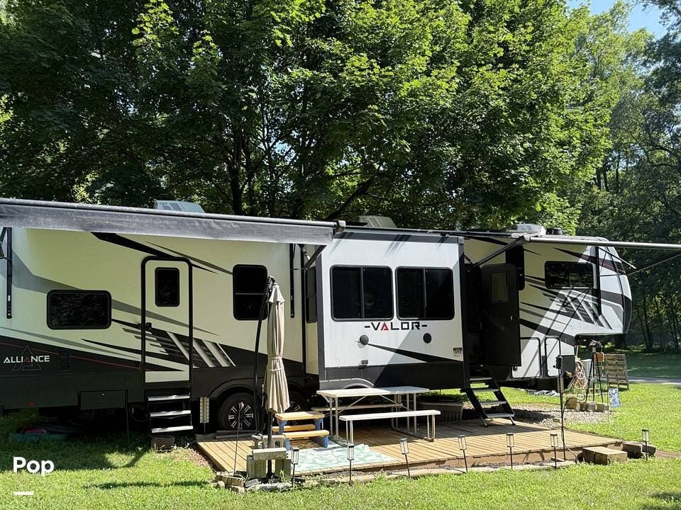 2022 Valor 41V15 by Alliance RV from Pop RVs in Glenmont, Ohio